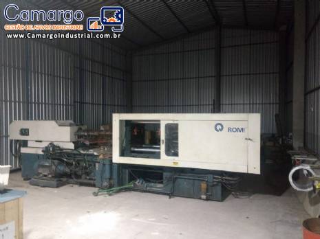 Injetora de pl�stico para 300 toneladas Romi